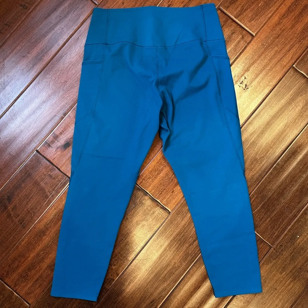 Uniqlo AIRism High Rise Capri Leggings Medium - Blue with pockets